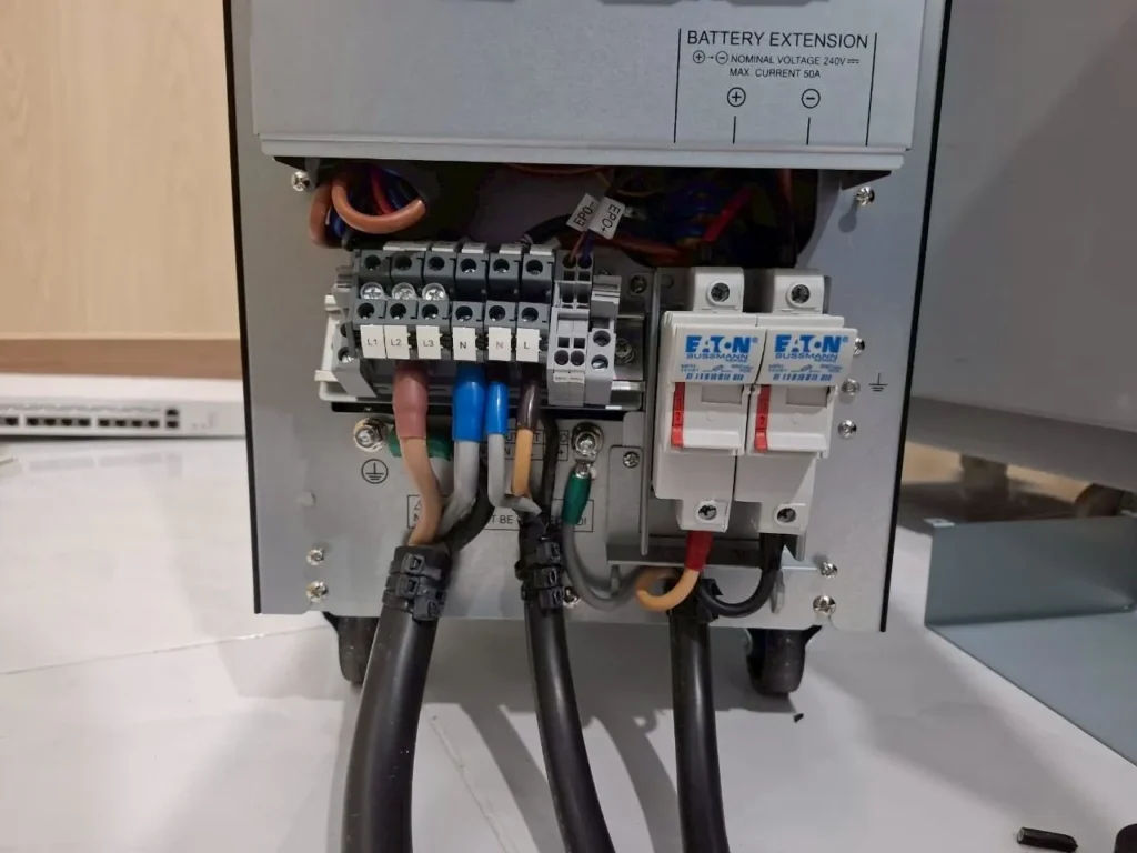 ติดตั้งเครื่องสำรองไฟ (UPS) EATON รุ่น 9E20KI ขนาด 20 kVA สำหรับห้อง Server ที่ โรงพยาบาลไทรโยค