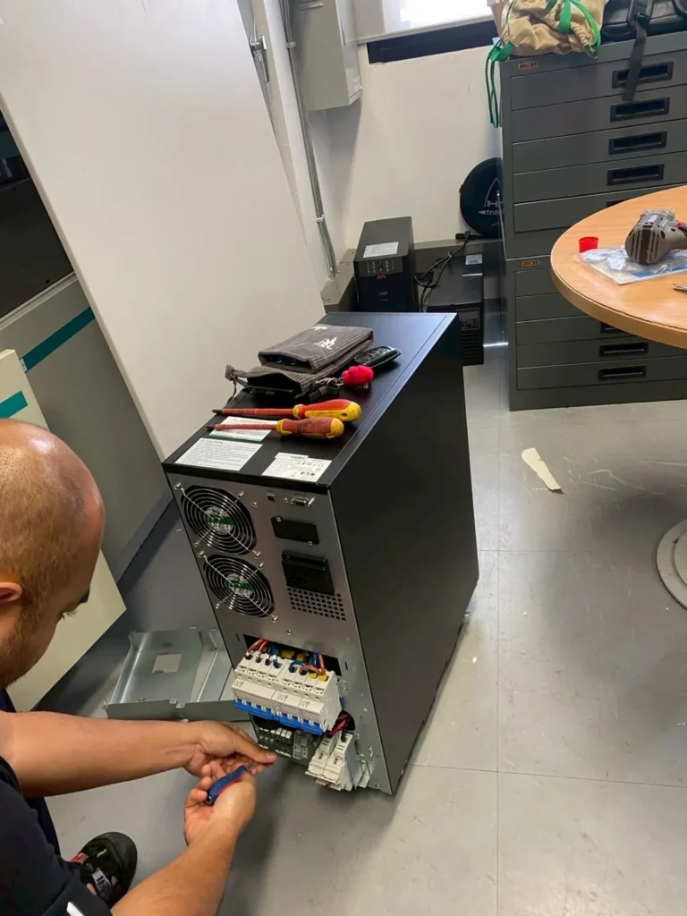 ติดตั้งเครื่องสำรองไฟฟ้า (UPS) EATON รุ่น 9E10KI ขนาด 10 kVA โรงเรียนสาธิตนานาชาติ มหาวิทยาลัยมหิดล