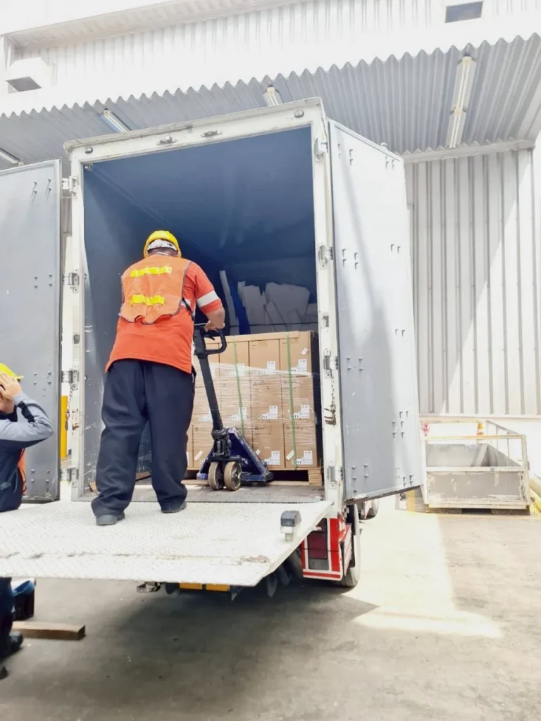 จัดส่ง UPS Vertiv จำนวน 100 เครื่อง ให้กับโรงงานผลิตรถยนต์ชั้นนำแห่งหนึ่ง 3 จัดส่ง UPS Vertiv จำนวน 100 เครื่อง 2