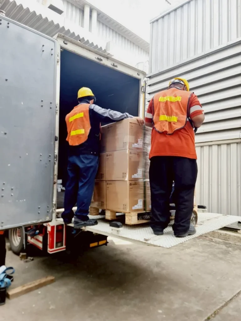 จัดส่ง UPS Vertiv จำนวน 100 เครื่อง ให้กับโรงงานผลิตรถยนต์ชั้นนำแห่งหนึ่ง 2 จัดส่ง UPS Vertiv จำนวน 100 เครื่อง